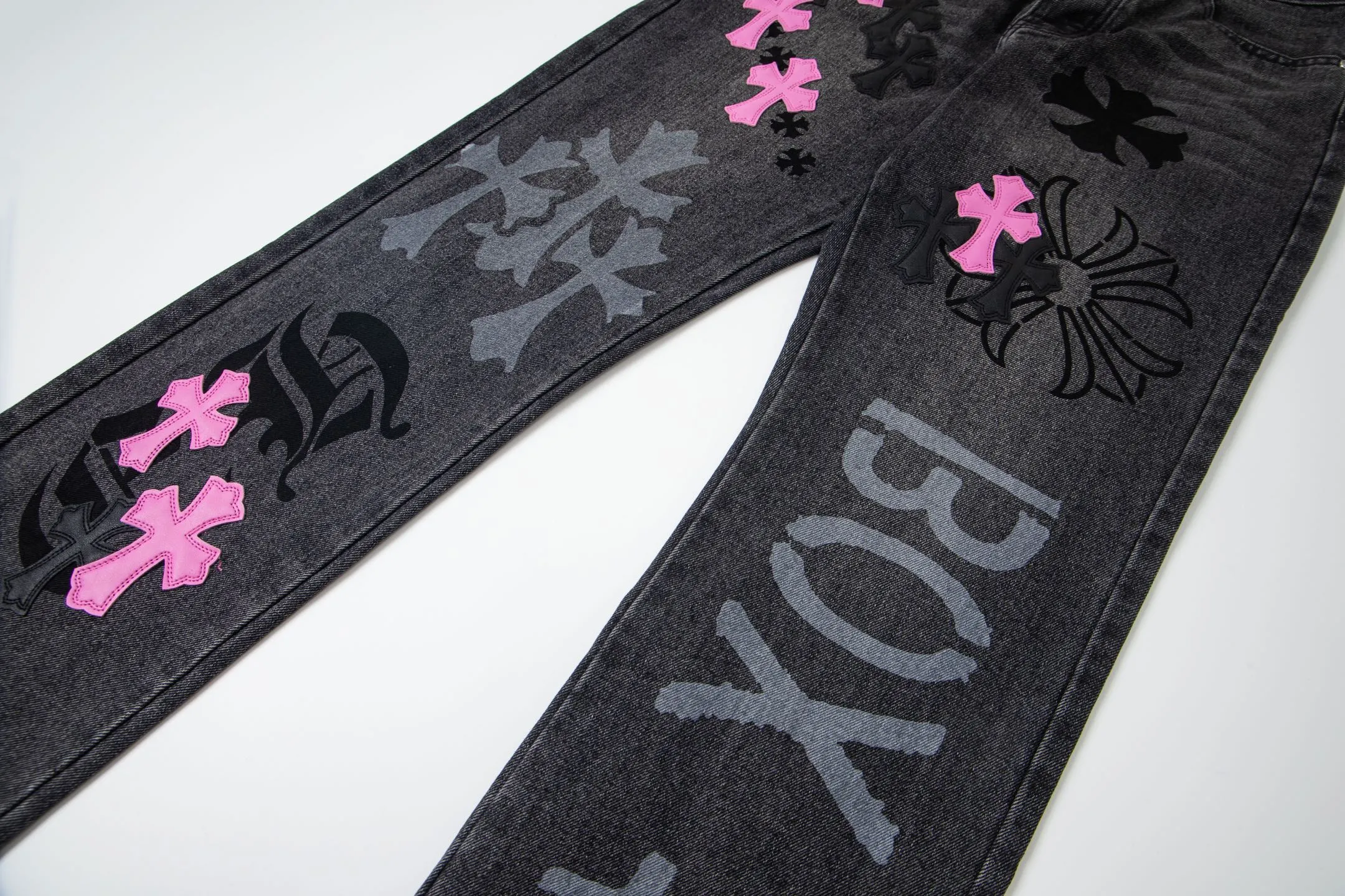 P260 Chrome Hearts Chrome Hearts Jeans Purple Matty Boy Sex Records Rivet Style Work Jeans CH Jeans need to be disassembled and washed before being dismantled and hand-stitched with sheepskin cross leather and then spliced ​​together to complete. The whole piece has too many craftsmanship to explain. The cabinet price is 16W+ level, patchwork cross pattern embellishment, high-waisted washed jeans! ! Absolutely high-end luxury products, 8W+ level god-level items, super popular products, made with top heavy industry, a magic weapon that cannot be missed. About Kroxin This is an extremely luxurious fashion brand, which can also be called the aristocrats of the high street. It has always been an exclusive brand for some hipsters or rich second generation. Compared with ordinary high streets, it is more luxurious and noble. Compared with luxury brands, it has a more fashionable personality and has always been a brand that I have a special liking for. Style number: 1761# Size: 28 30 32 34 36